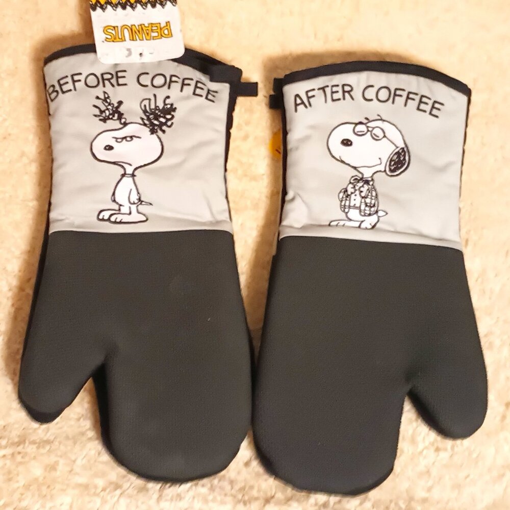 NWT ~ Peanuts Snoopy 2-pack Oversized Silicon Kitchen Oven Mitts